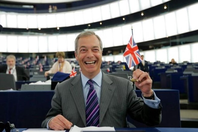 Nigel Farage je moral spet začasno prevzeti stranko UKIP. Ko je vodil sestanek evroposlancev, pa je dvema zavrela kri.