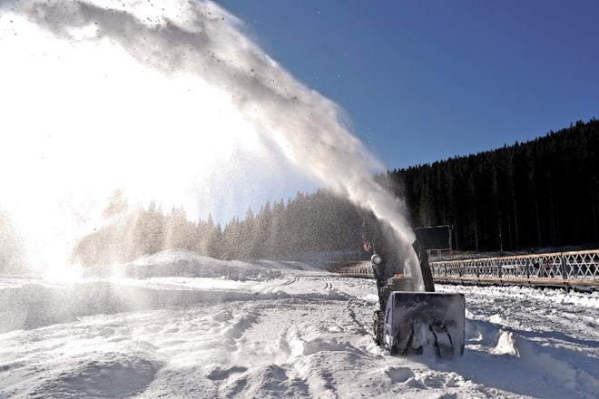 Najučinkovitejše je čiščenje suhega svežezapadlega snega, ki ga lahko z najmočnejšimi stroji odmetavamo tudi petnajst metrov...