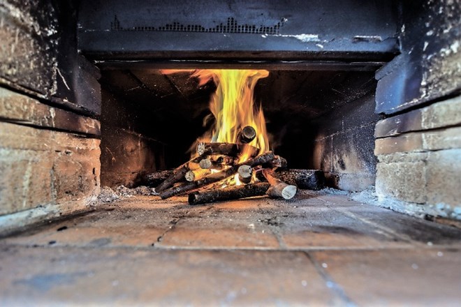 Nepopolno izgorevanje povzroča sproščanje ogljikovega monoksida, zato je treba pri vseh pečeh in virih gorenja poskrbeti za...
