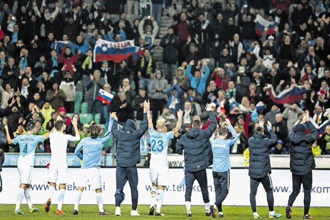 Slovenski igralci so se veselili velike točke  skupaj z navijači, ki so prvič v Stožicah poskrbeli za takšno vzdušje, kot je...