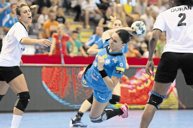 Hrvatica Valentina Blažević (z žogo) je ena izmed šestih Krimovih igralskih okrepitev za letošnjo sezono.