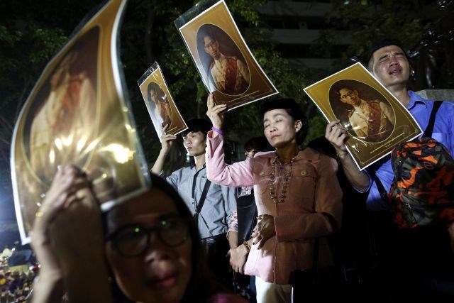 Tajci so po smrti kralja neutolažljivi. (Foto: Reuters)