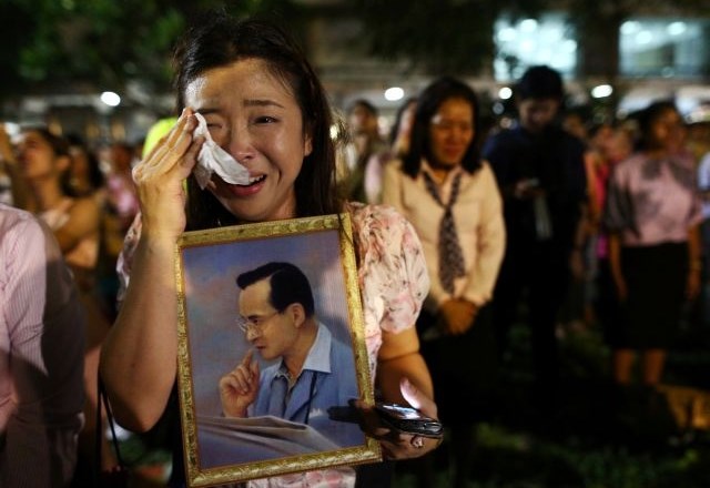 Tajci so po smrti kralja neutolažljivi. (Foto: Reuters)