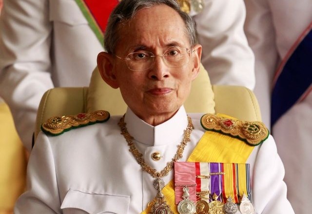 Tajski kralj je skoraj celo leto preživel v bolnišnici. Fotografija je nastala leta 2010, ko je bil star 82 let. (Foto:...