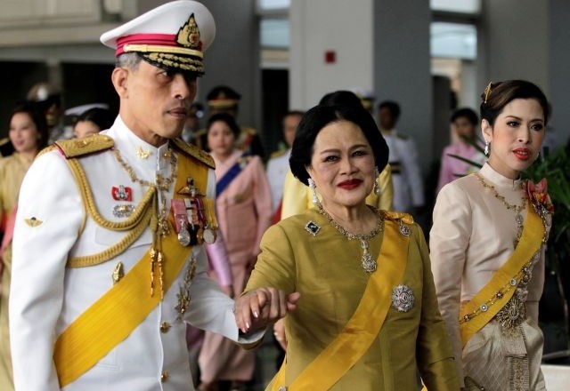 Kraljica Sikirit (na sredini), prestolonaslednik Maha Vajiralongkorn (levo) in princesa Chulabhorn. (Foto: Reuters)