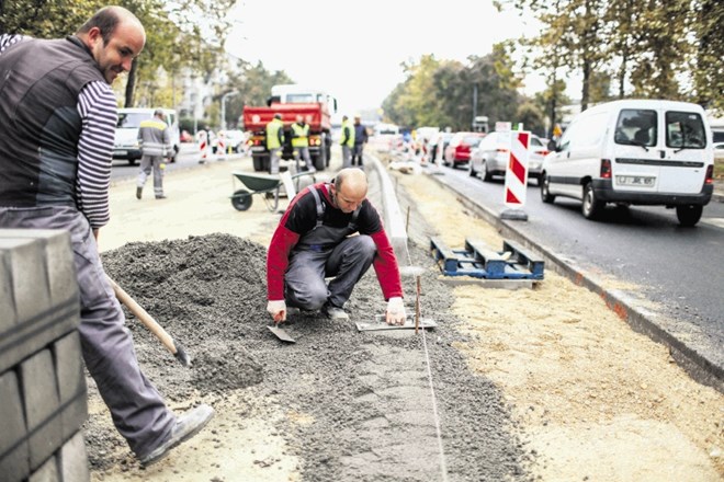 Čez dva tedna bodo po napovedih delavci KPL začeli obnavljati drugo polovico vozišča Kajuhove ceste, ki naj bi bila končana...