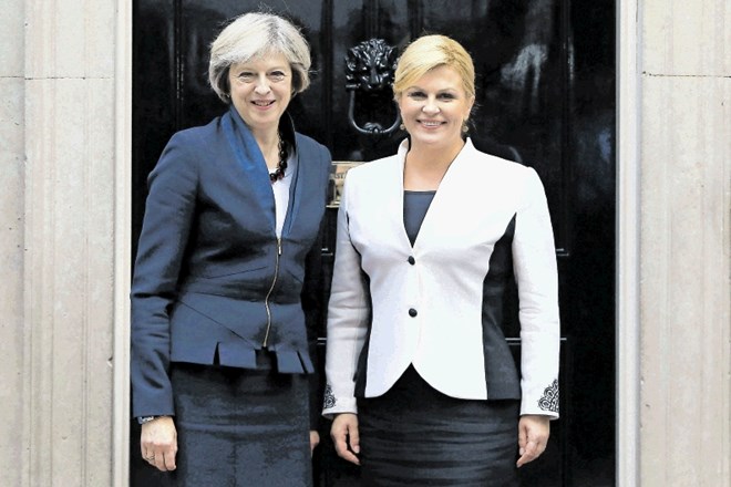 Kolindo Grabar - Kitarović (desno) je med obiskom na Otoku  sprejela tudi britanska premierka Theresa May.