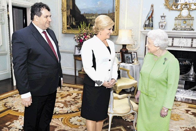 Kolinda Grabar - Kitarović je na Facebooku objavila fotografijo srečanja s kraljico Elizabeto, a brez moža Jakova. Tale je z...