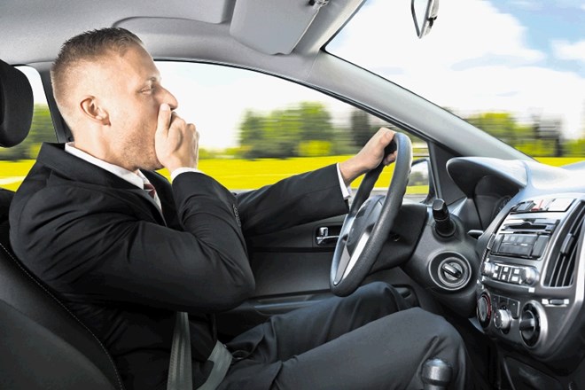Zaspanost za volanom je resen problem, a na srečo obstaja kar nekaj načinov, da se ji izognemo.