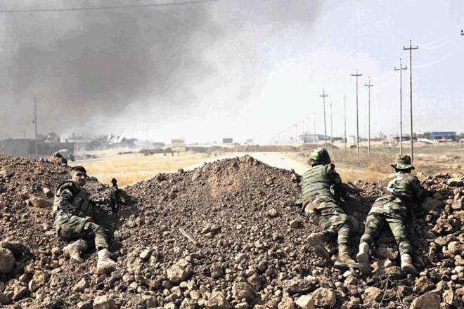 Kurdski vojaki so našli zaklon za kupi zemlje pred vasjo pod nadzorom Islamske države. Včeraj so vzhodno od Mosula osvobodili...