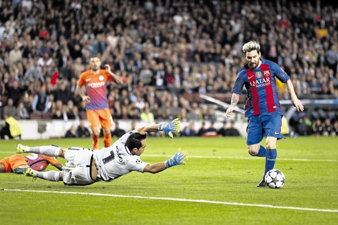 Lionel Messi je sinoči s tremi zadetki potopil Manchester City, ki ga vodi nekdanji trener Barcelone Josep Guardiola.