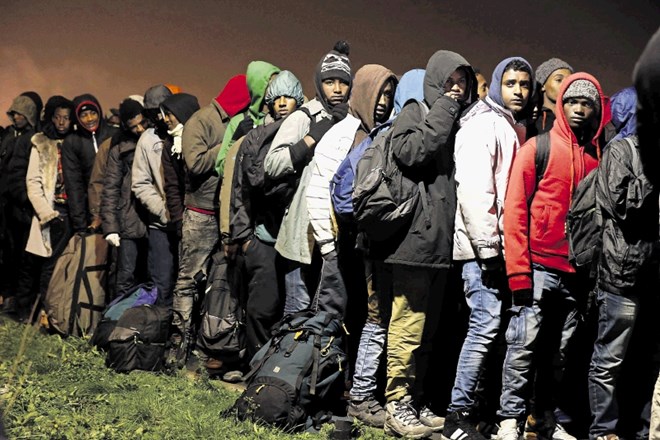 Prebežniki iz  vse bolj zloglasne »džungle« pri Calaisu so s svojim bornim imetjem v vrstah čakali na  premestitev v druge...