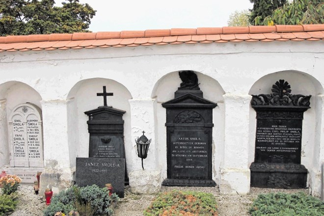 Nagrobniki premožne družine Smola so bili izdelani v železarni na Dvoru. Nekateri ljudje so si zlasti po 2. svetovni vojni...