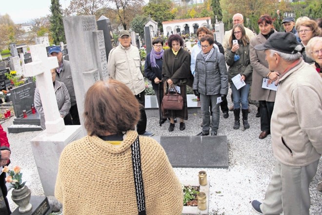 Več kot dvajset ljudi se je udeležilo organiziranega ogleda šmihelskega pokopališča. Za grobove s statusom kulturnega...