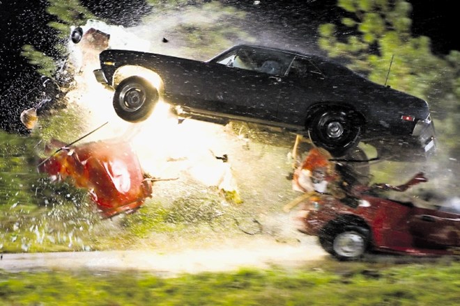 Stuntman Mike (Kurt Russell) je brez večjih poškodb preživel tudi silovito  trčenje s  chevyjem novo SS.