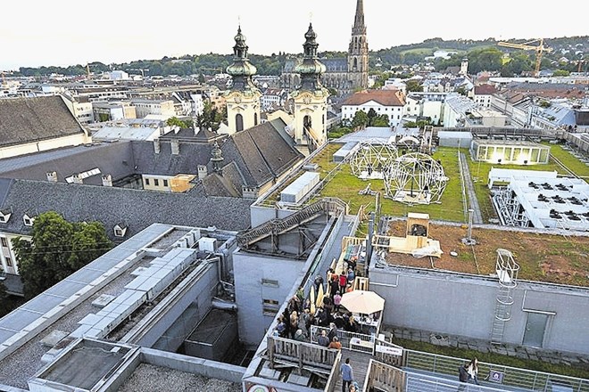 V Linzu muzeje sodobnih umetnosti postavljajo na strehe historičnih stavb (Höhenrausch). Vsakoletna postavitev je obnovljeni...