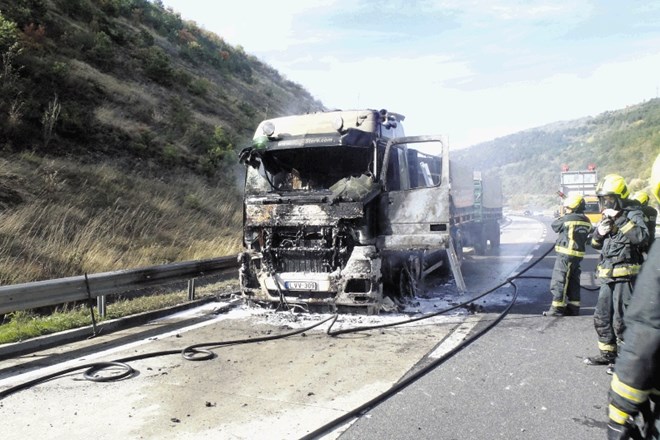 Včeraj je na primorski avtocesti zagorelo v motorju tovornjaka, ogenj pa se je hitro razširil tudi na kabino.
