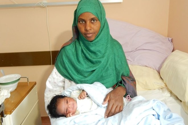 Mlada Somalka, ki je pripešačila v Rateče, in njena novorojenka sta zdravi in se v jeseniški porodnišnici dobro počutita.
