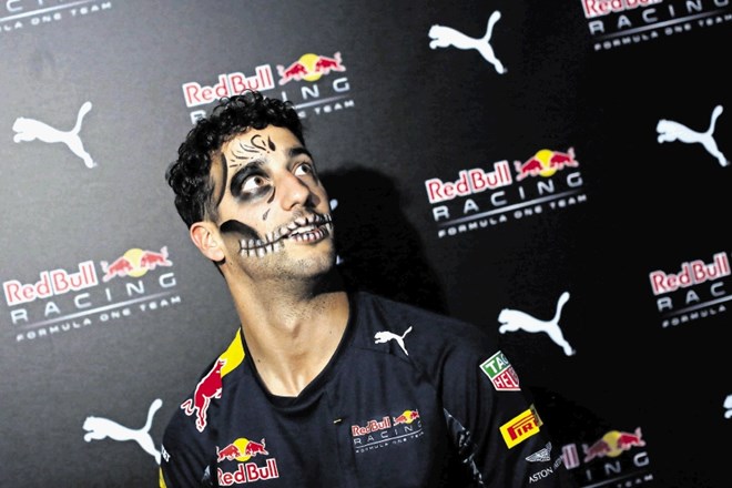 Red Bullov voznik Daniel Ricciardo si je obraz obarval v podobo lobanje.