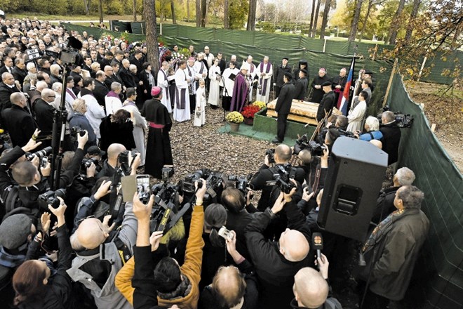 Osrednji dogodek včeraj je bil pokop simbolične krste in katoliški obred, ki ga je v Spominskem parku Dobrava vodil...