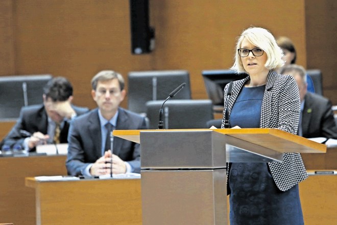 Premier Miro Cerar od ministrice  Anje Kopač Mrak   ni zahteval odstopa, mora pa   do konca leta pripraviti vrsto zakonskih...