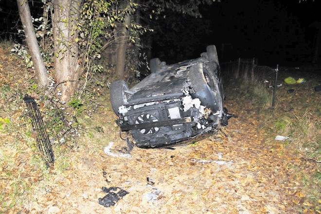 V hudi prometni nesreči je včeraj ponoči z glavne ceste proti Ljubelju v globel zletel avto z družino iz bližnje avstrijske...