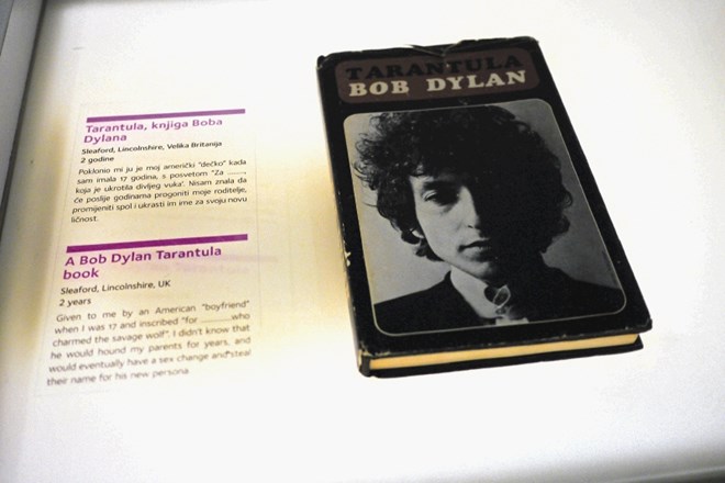 Knjiga Boba Dylana Tarantula je  eden od prvih  predmetov, ki obiskovalce pričakajo v Muzeju prekinjenih zvez  in  takoj...