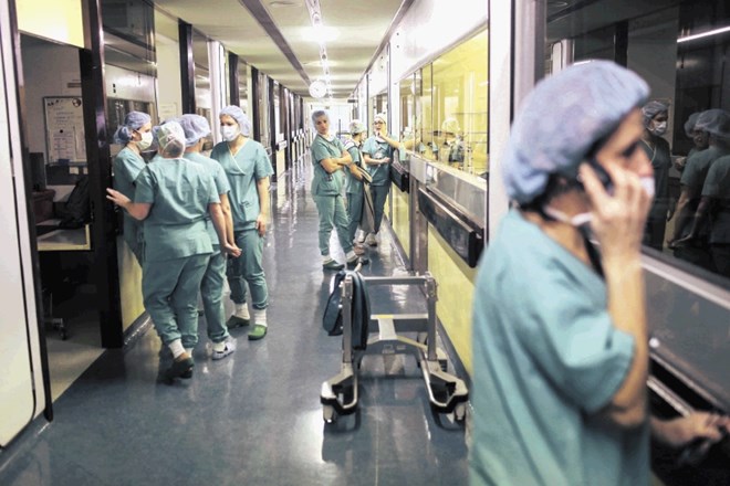 V slovenskih bolnišnicah se ob stavki  zdravnikov posebno bojijo konca tedna. Prenaročali bodo vse več bolnikov.