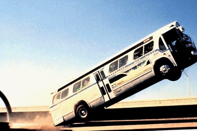 Polet avtobusa v filmu Hitrost se je na spletni lestvici najmanj verjetnih filmskih akrobacij uvrstil na  drugo mesto.