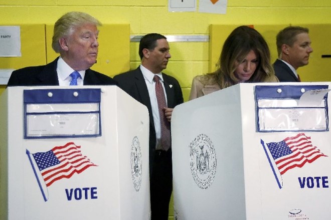 Donald Trump opazuje Melanio na volišču (Foto: Reuters)
