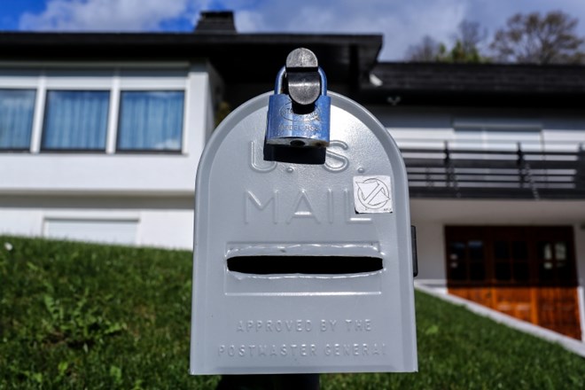 Dom Knavsovih krasi ameriški poštni nabiralnik.