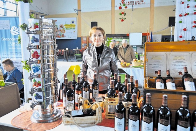 Mirjana Črnčec  z družinske kmetije Črnčec Radovan pravi, da zadnja leta napolnijo več tisoč steklenic vina iz sliv, ribeza,...