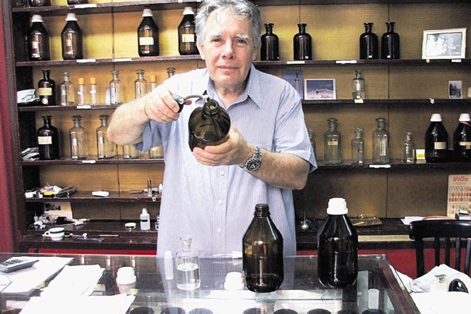 Lastnik parfumerije Sava Nenad Jovanov vsak dan potrpežljivo meša dišave.