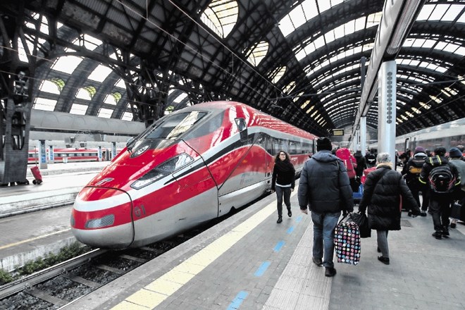 Italijanski hitri vlak, znan tudi kot rdeča puščica