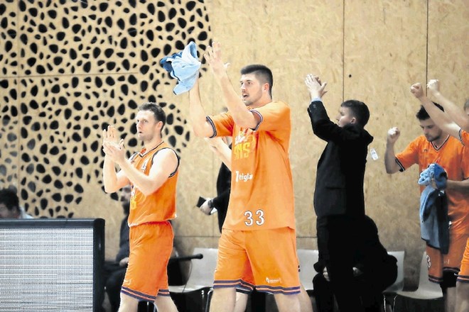Heliosov košarkar Tomaž Bolčina (v sredini) je postal igralec šestega kroga državnega prvenstva.
