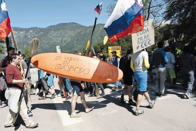 Da se občinski svetniki motijo in si prisvajajo jezero, so veslači opozorili na februarskem in majskem protestu ob Bohinjskem...
