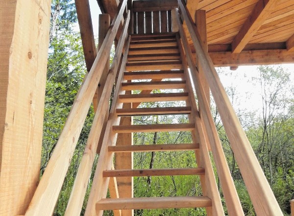 Prenovljeni stolp je zgrajen iz bolj kakovostnega in vzdržljivega lesa, zato naj bi svojemu namenu služil kakih 40 let.