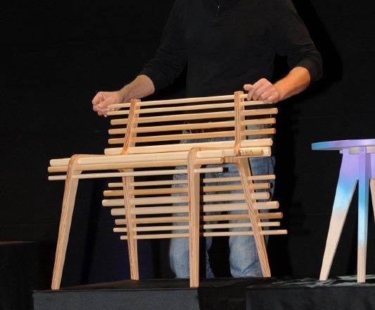 Oblikovalska nagrada (Pra)stol zložljivemu stolu, ki deluje kot slika 