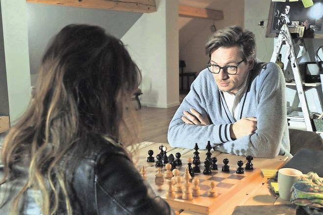 Jonas ni mogel mimo svojega hobija. Glavni lik v seriji je namreč učitelj šaha, ki ga igra Primož Bezjak.