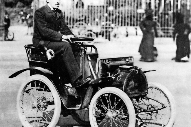 Louis Renault za volanom voituretta, avtomobila, ki ga je zasnoval leta 1898.
