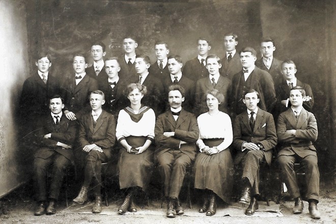 Leta 1918 je maturiral izjemen razred, ki je dal tri velika imena novomeške zgodovine: drugi z desne sedi Leon Štukelj, v...