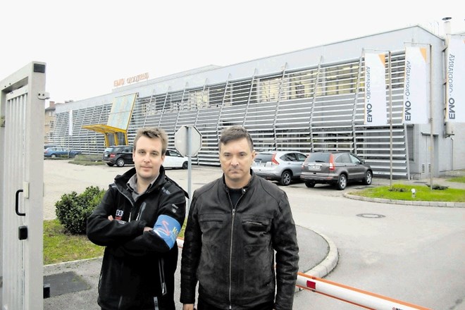 Predstavnika sindikata KSS (desno predsednik Gvido Novak), ki je organiziral tokratno opozorilno stavko v podjetju Emo...