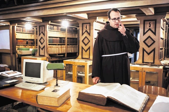 Pater Ambrož Mušič živi v frančiškanskem samostanu v Čopovi ulici, kjer je tudi neverjetna samostanska knjižnica.