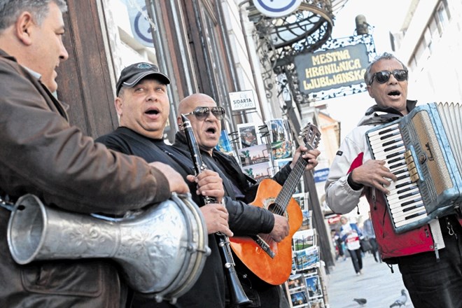 Ulični glasbeniki smejo v Čopovi ulici nastopati   le med 16. in 22. uro med tednom in ob koncih tedna med 10. in 22. uro.