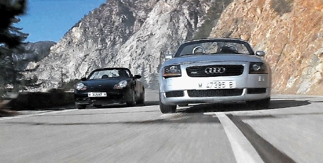 Audi TT roadster (desno) se je v filmu Misija: nemogoče 2 enakovredno kosal s porschejem 911.