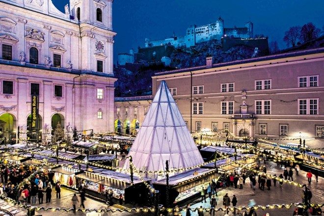 Eden največjih adventnih sejmov v Salzburgu je na Domplatzu.