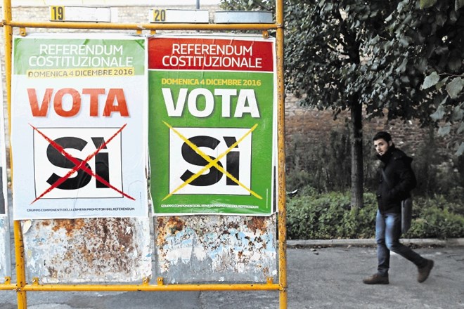 Plakati pozivajo Italijane, naj podprejo ustavno reformo in prekrižajo »da«. Reuters