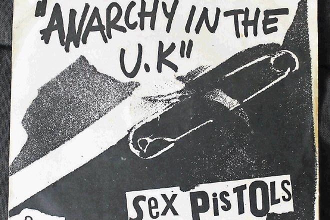 Šestindvajsetega novembra 1976 je izšla prva plošča Sex Pistols Anarchy in the U.K., s čimer se je uradno rodil angleški...