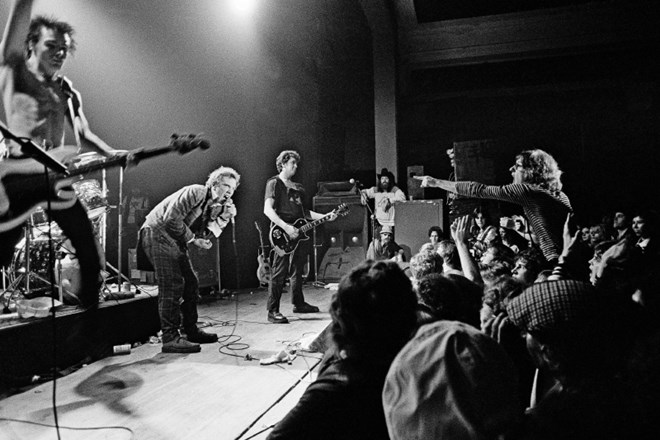 Ne več povsem izvirna zasedba Sex Pistols med koncertom v Memphisu: pevec Johnny Rotten, kitarist Steve Jones, bobnar Paul...