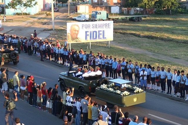 Žaro so na poti do pokopališča mnogi Kubanci pospremili s petjem kubanske himne. (Foto: Reuters)